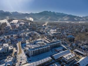 una vista aérea de una ciudad con montañas en el fondo en RentPlanet - Apartamenty Zakopiańskie II, en Zakopane