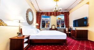 une chambre d'hôtel avec un lit et une télévision dans l'établissement Hotel General Old Town Prague, à Prague