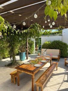 una mesa de madera con platos en el patio en Casa e espaço para festas - Espaço Maréas, en São Francisco do Sul