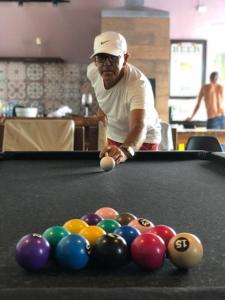 un hombre jugando al billar en una mesa en Casa e espaço para festas - Espaço Maréas, en São Francisco do Sul