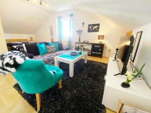 - un salon avec un canapé bleu et une table dans l'établissement Villa Mar Vintage Apartments, à Dubrovnik