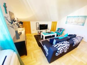 a living room with a couch and a tv at Villa Mar Vintage Apartments in Dubrovnik