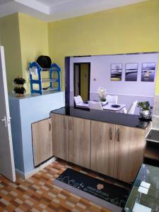 uma cozinha com um balcão com cadeiras brancas e um espelho em Greenstar Homes em Kisii