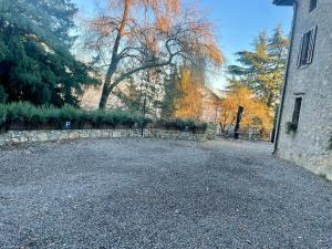 a gravel driveway in front of a building at B&B Il Castellaccio - Albavilla in Albavilla
