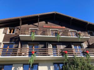a building with a balcony with flowers on it at Victoria Retreat & Spa in Vercorin