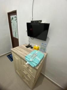 TV a/nebo společenská místnost v ubytování Homestay Telage Bulan