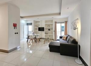 ein Wohnzimmer mit Sofa und Tisch in der Unterkunft Anadia Atrium in Funchal