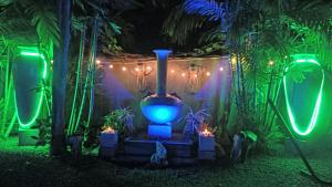 een blauwe vaas in een tuin met verlichting bij Palms Villa in Negombo