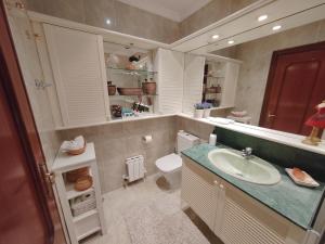 y baño con lavabo y aseo. en Habitación con baño privado en el centro de Bilbao, en Bilbao