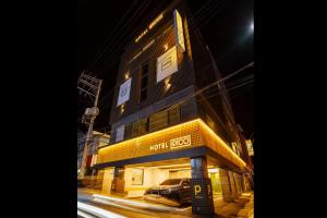 un edificio con un coche aparcado delante de él en Hotel Pico en Tongyeong