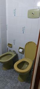 ein Bad mit einem WC und einem Waschbecken in der Unterkunft Manilo House in Mar del Plata
