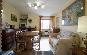 - un salon avec un canapé et une table dans l'établissement 2 Bedroom Pet Friendly Apartment In Montenero Dorcia, à Montenero