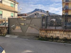 metalowa brama o konstrukcji geometrycznej w obiekcie B&B IL GLICINE w mieście Pellezzano