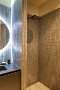 W łazience znajduje się prysznic i umywalka. w obiekcie Vondel 99 w Amsterdamie