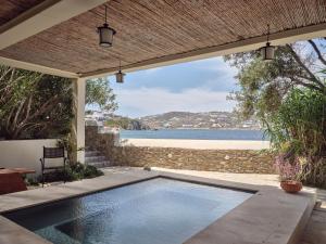 odkryty basen z widokiem na wodę w obiekcie Belvedere Mykonos - Waterfront Villa & Suites - The Leading Hotels of the World w mieście Mykonos