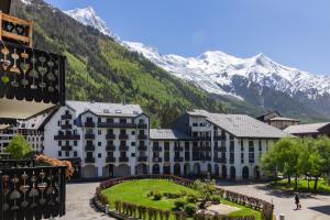 Blick auf ein Hotel mit Bergen im Hintergrund in der Unterkunft Chamonix Sud - Chailloud 202 - Happy Rentals in Chamonix-Mont-Blanc