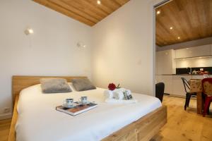 sypialnia z białym łóżkiem z tacą w obiekcie Chamonix Sud - Chailloud 202 - Happy Rentals w Chamonix-Mont-Blanc
