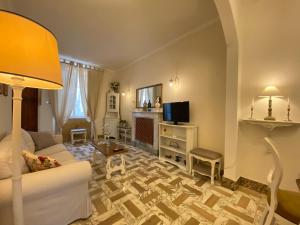 TV a/nebo společenská místnost v ubytování NEW! Appartamento “tra il marmo e il mare” NEW!