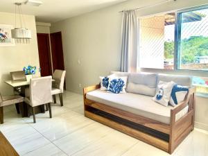 a living room with a couch and a table at Apartamento Ilhéus - Vog Sul in Ilhéus