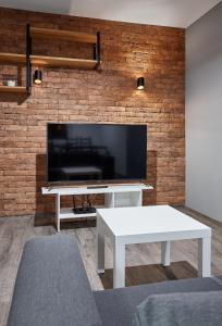 Televízia a/alebo spoločenská miestnosť v ubytovaní Winogrady Loft Apartment