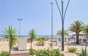 una playa con palmeras y gente en la playa en Beautiful Home In Cerqueto Di Civitella With Kitchen, 