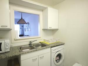 Kuchyňa alebo kuchynka v ubytovaní CEL 103 Apartamento luminoso y sencillo en residencial ajardinado con piscina comunitaria - ES-228-22
