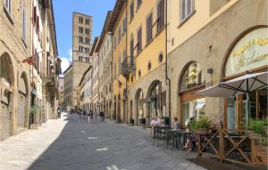 阿雷佐的住宿－Lovely Apartment In Arezzo With Kitchen，一条空的街道,有桌子,有人坐在桌子上