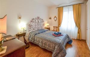 阿雷佐的住宿－Lovely Apartment In Arezzo With Kitchen，一间卧室设有一张床和一个大窗户