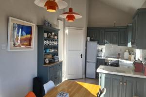 Zdjęcie z galerii obiektu Detached cottage overlooking lake in Connemara w mieście Ballyconneely