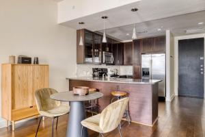 A kitchen or kitchenette at Downtown Austin 1br w gym pool wd nr Capitol ATX-166