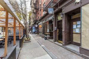 une rue vide dans une ville avec des bâtiments dans l'établissement West Village 2br w wd nr shopping NYC-1274, à New York