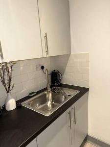 A kitchen or kitchenette at Modern studio flat in Romford