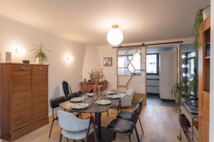 - une salle à manger avec une table et des chaises dans l'établissement La Cocotte - Maison pour 6 quartier Sainte-Thérèse, à Rennes