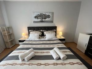 ein Schlafzimmer mit einem großen Bett mit Kissen und einem Baum in der Unterkunft Holiday Home Merie with pool in Benkovac