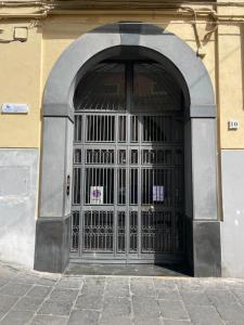 eine große Metalltür an der Seite eines Gebäudes in der Unterkunft MareLuna Apartment in Neapel