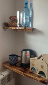 Coffee and tea making facilities at Blur Inn Gallery