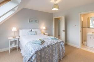 um quarto com uma cama com duas toalhas em Delightful cottage just steps from Kenmare town em Kenmare
