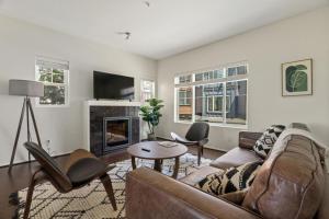 Μια τηλεόραση ή/και κέντρο ψυχαγωγίας στο Redmond 1br w parking nr parks schools SEA-691