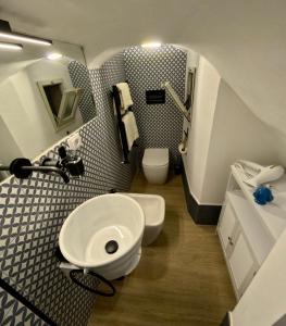ein kleines Bad mit einem Waschbecken und einem WC in der Unterkunft Il Palazzino in Taranto