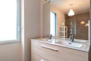 a bathroom with a sink and a mirror at Ty Melen Glaz - 200m de la plage in Bénodet +6 photos