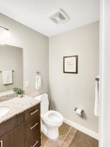 Ένα μπάνιο στο 1 Br - 8 Min Walk To Court Ave District Downtown