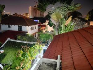una vista aérea de una casa con techo en Pattaya Beach Pool Villa At Pattaya, en Pattaya South