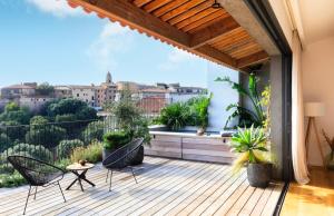 una terrazza con sedie e un tavolo sul balcone di Penthouse Les Oliviers a Porto Vecchio