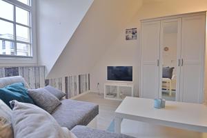 Télévision ou salle de divertissement dans l'établissement Apartamenty Bryza - Osiedle Flotylla 31B