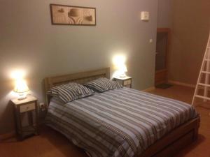 Postel nebo postele na pokoji v ubytování Domaine de Cozance chambres d'hôtes et gîte - piscine mini-ferme