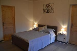 Postel nebo postele na pokoji v ubytování Domaine de Cozance chambres d'hôtes et gîte - piscine mini-ferme