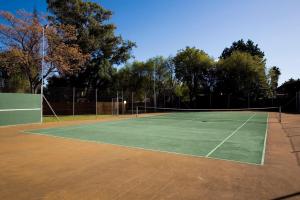 a tennis court with a net on top of it at Oudtshoorn Inn Hotel in Oudtshoorn