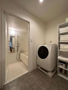 Bilik mandi di bHOTEL Kaniwasou 201 2BR Apt, Near Itsukushima Shrine, For 12 Ppl