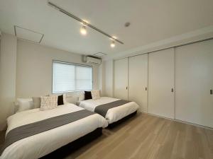 Katil atau katil-katil dalam bilik di bHOTEL Kaniwasou 201 2BR Apt, Near Itsukushima Shrine, For 12 Ppl