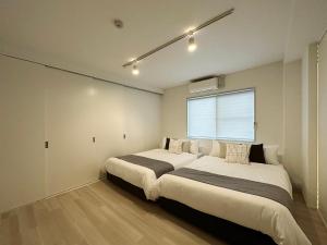 Katil atau katil-katil dalam bilik di bHOTEL Kaniwasou 201 2BR Apt, Near Itsukushima Shrine, For 12 Ppl